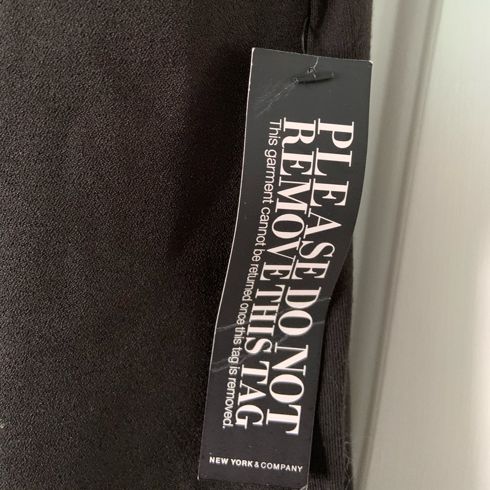 Sleeveless black dress with silver zipper’